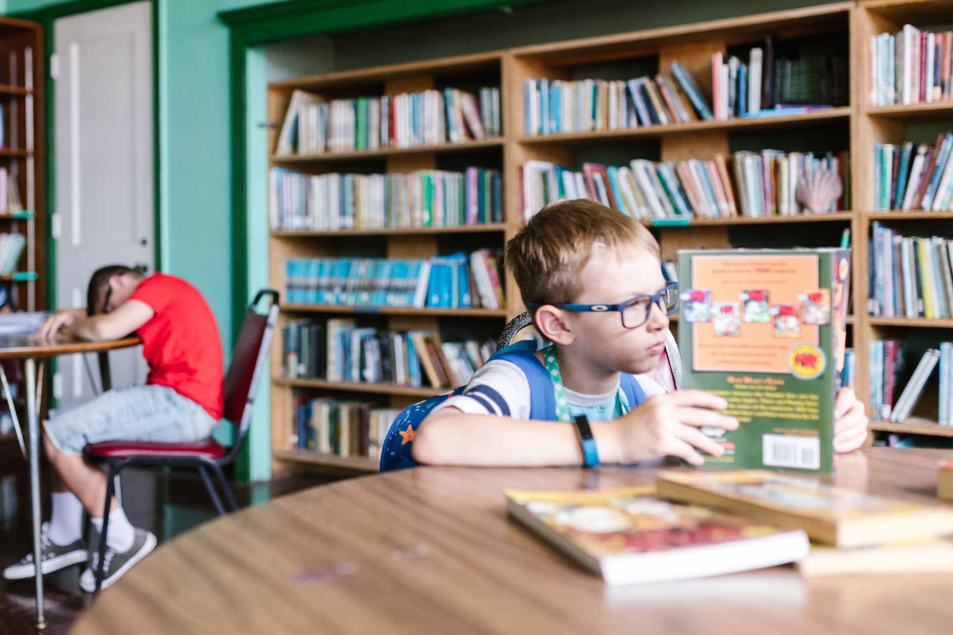 Junge liest konzentriert ein Buch